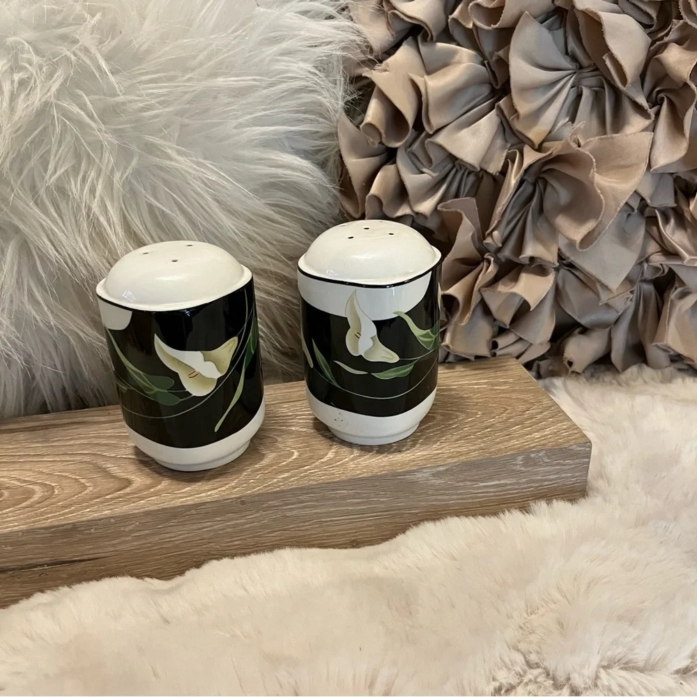 Calla Lilly Black White Green Floral Retro Salt And Pepper Shakers